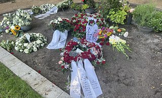 Unter großer Anteilnahme wurde die Asche von Marion S. auf dem Steinhagener Waldfriedhof beigesetzt. - Wolfgang Wotke Unter großer Anteilnahme wurde die Asche von Marion S. auf dem Steinhagener Waldfriedhof beigesetzt. - Wolfgang Wotke