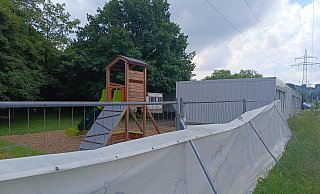 Das Provisorium in Kirchlengern am Straßenverkehrsamt bleibt jetzt doch länger bestehen. Eigentlich sollte die Container-Kita noch in diesem Jahr abgebaut werden. - Sven Hauhart Das Provisorium in Kirchlengern am Straßenverkehrsamt bleibt jetzt doch länger bestehen. Eigentlich sollte die Container-Kita noch in diesem Jahr abgebaut werden. - Sven Hauhart