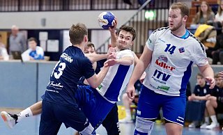 Jöllenbecks Mittelmann Dominic Wehmeyer (am Ball) setzt sich gegen Oberlübbe und trifft. - Peter Unger Jöllenbecks Mittelmann Dominic Wehmeyer (am Ball) setzt sich gegen Oberlübbe und trifft. - Peter Unger