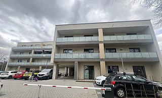 Neu, modern und günstig zu mieten: Die Wohnanlage "Chamäleon" der KHW an der Bahnhofstraße in Verl ist zugleich ein inklusives Projekt. Hier gibt es eine Einrichtung des Wetkreises und mehrere Sozialwohnungen. Doch die Mieter klagen über eine lange Liste an Mängeln und fühlen sich von der KHW im stich gelassen. - Wolfgang Wotke Neu, modern und günstig zu mieten: Die Wohnanlage "Chamäleon" der KHW an der Bahnhofstraße in Verl ist zugleich ein inklusives Projekt. Hier gibt es eine Einrichtung des Wetkreises und mehrere Sozialwohnungen. Doch die Mieter klagen über eine lange Liste an Mängeln und fühlen sich von der KHW im stich gelassen. - Wolfgang Wotke