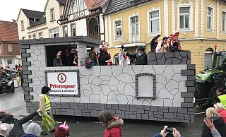 So ein Karnevalsumzug macht viel Freude. - Karnevalsverein Peckelsheim So ein Karnevalsumzug macht viel Freude. - Karnevalsverein Peckelsheim