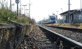 Derzeit ist der Bahnhof Rahden Endstation, die Deutsche Bahn-Tochter DB Netz hat in den vergangenen Jahren Weichen ausgebaut und Gleise abgebunden. Die Bahnsteige habe auch schon bessere Zeiten gesehen. - Joern Spreen-Ledebur Derzeit ist der Bahnhof Rahden Endstation, die Deutsche Bahn-Tochter DB Netz hat in den vergangenen Jahren Weichen ausgebaut und Gleise abgebunden. Die Bahnsteige habe auch schon bessere Zeiten gesehen. - Joern Spreen-Ledebur