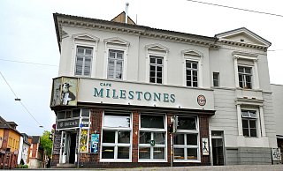 Ein Moratorium soll helfen, den Konflikt um das Café Milestones und die Nutzung des Gebäudes von Artitsts Unlimited endgültig zu lösen. - Barbara Franke Ein Moratorium soll helfen, den Konflikt um das Café Milestones und die Nutzung des Gebäudes von Artitsts Unlimited endgültig zu lösen. - Barbara Franke
