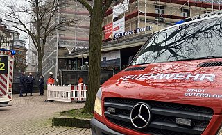 Sogar speziell ausgebildete Höhenretter aus Gütersloh eilten zur Unfallstelle. Doch für den Bauarbeiter kam jede Hilfe zu spät. - Eike J. Horstmann Sogar speziell ausgebildete Höhenretter aus Gütersloh eilten zur Unfallstelle. Doch für den Bauarbeiter kam jede Hilfe zu spät. - Eike J. Horstmann