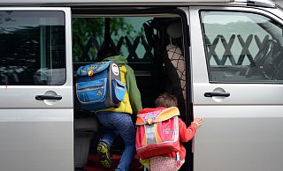 Um den Nachwuchs sicher zur Schule zu bringen, halten viele Eltern direkt vor dem Schulgebäude. - Symbolfoto: dpa/Ralf Hirschberger Um den Nachwuchs sicher zur Schule zu bringen, halten viele Eltern direkt vor dem Schulgebäude. - Symbolfoto: dpa/Ralf Hirschberger