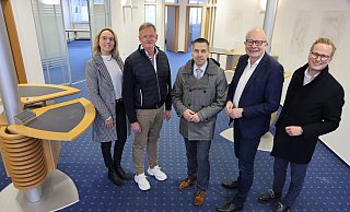 Anke Hammerström (Stadt Büren, v. l.), Immobilieninhaber Martin Stich, Bürgermeister Burkhard Schwuchow, Landtagsabgeordneter Bernhard Hoppe-Biermeyer und Michael Kubat (Stadt Büren) tauschen sich über die Möglichkeiten aus, die der Verfügungsfonds Anmietung mit sich bringt. - Stadt Büren Anke Hammerström (Stadt Büren, v. l.), Immobilieninhaber Martin Stich, Bürgermeister Burkhard Schwuchow, Landtagsabgeordneter Bernhard Hoppe-Biermeyer und Michael Kubat (Stadt Büren) tauschen sich über die Möglichkeiten aus, die der Verfügungsfonds Anmietung mit sich bringt. - Stadt Büren