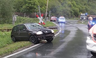 Glück im Unglück, kurz vor einem Bahnübergang kommt ein Auto von der Straße ab und stößt gegen das Andreaskreuz. - Polizei Höxter Glück im Unglück, kurz vor einem Bahnübergang kommt ein Auto von der Straße ab und stößt gegen das Andreaskreuz. - Polizei Höxter
