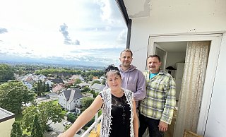 Svitlana (v.l.), Antolii und Volodymyr Fomenko genießen von ihrem Balkon aus den Ausblick auf die Stadt Herford. Auch nachts, wenn die Lichter der Stadt leuchten, liebt es Svitlana Fomenko, auf ihrem Balkon zu sein. - Natalie Gottwald Svitlana (v.l.), Antolii und Volodymyr Fomenko genießen von ihrem Balkon aus den Ausblick auf die Stadt Herford. Auch nachts, wenn die Lichter der Stadt leuchten, liebt es Svitlana Fomenko, auf ihrem Balkon zu sein. - Natalie Gottwald