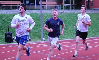 Matheo Höfelmeyer (v. l.), Justin Gerth und Benny Gehring aus der TuS-97-Reserve müssen vorerst draußen laufen. - Rabeneick Matheo Höfelmeyer (v. l.), Justin Gerth und Benny Gehring aus der TuS-97-Reserve müssen vorerst draußen laufen. - Rabeneick