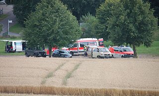 Auf dem Parkplatz des alten Börninghauser Sportplatzes sammelten sich die Einsatzkräfte. - Ingrun Waschneck Auf dem Parkplatz des alten Börninghauser Sportplatzes sammelten sich die Einsatzkräfte. - Ingrun Waschneck
