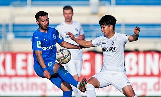 Heimstark: Die Sportfreunde Lotte, hier mit Emre Aydinel (l.), sind im eigenen Stadion seit acht Spielen ungeschlagen. Für die Rödinghauser um Seung-Won Lee (r.) heißt es trotzdem – gewinnen, egal wie. - Noah Wedel Heimstark: Die Sportfreunde Lotte, hier mit Emre Aydinel (l.), sind im eigenen Stadion seit acht Spielen ungeschlagen. Für die Rödinghauser um Seung-Won Lee (r.) heißt es trotzdem – gewinnen, egal wie. - Noah Wedel