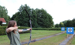 NW-Autorin Fabia Lulis hält zum ersten Mal Pfeil und Bogen in der Hand. - Silke Harre NW-Autorin Fabia Lulis hält zum ersten Mal Pfeil und Bogen in der Hand. - Silke Harre