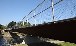 Ein Trog aus rostbraunem Cortenstahl und ein Edelstahlgeländer mit filgranem Geflecht bestimmen das Bild der Sielbrücke. - Jörg Stuke Ein Trog aus rostbraunem Cortenstahl und ein Edelstahlgeländer mit filgranem Geflecht bestimmen das Bild der Sielbrücke. - Jörg Stuke