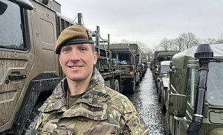 Eigentlich ist Simon Cox vom Royal Anglian Regiment im ostenglischen Cottesmore stationiert. Nach anderthalb Jahren Vorbereitung ist er mit seinen Kameradinnen und Kameraden nun auf dem Weg zur größten Nato-Übung nach dem Kalten Krieg. Der Weg dorthin führt sie über Sennelager. - Jens Reddeker Eigentlich ist Simon Cox vom Royal Anglian Regiment im ostenglischen Cottesmore stationiert. Nach anderthalb Jahren Vorbereitung ist er mit seinen Kameradinnen und Kameraden nun auf dem Weg zur größten Nato-Übung nach dem Kalten Krieg. Der Weg dorthin führt sie über Sennelager. - Jens Reddeker