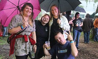Unerschütterlich trotzen die Fans beim Fürstenberger Solling-Jump-Festival dem Wetter. - Burkhard Battran Unerschütterlich trotzen die Fans beim Fürstenberger Solling-Jump-Festival dem Wetter. - Burkhard Battran