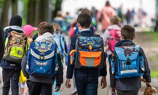 Für das kommende Schuljahr 2025/26 plant die Gemeinde Rödinghausen mit 116 Erstklässlerinnen und Erstklässlern. Aufgrund der hohen Anzahl sollen fünf Eingangsklassen gebildet werden. - Peter Kneffel Für das kommende Schuljahr 2025/26 plant die Gemeinde Rödinghausen mit 116 Erstklässlerinnen und Erstklässlern. Aufgrund der hohen Anzahl sollen fünf Eingangsklassen gebildet werden. - Peter Kneffel