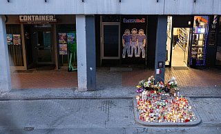 Blumen und Kerzen liegen am Ort der Gewalttat von Anfang Mai an der Marienstraße. Die Debatte um die Sicherheit in der Paderborner Innenstadt ist in vollem Gange. - Niklas Tüns Blumen und Kerzen liegen am Ort der Gewalttat von Anfang Mai an der Marienstraße. Die Debatte um die Sicherheit in der Paderborner Innenstadt ist in vollem Gange. - Niklas Tüns