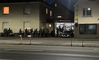 Spezialkräfte der Polizei haben im Morgengrauen einen Lagerverkauf an der Mindener Straße nach Drogen durchsucht. - NW Spezialkräfte der Polizei haben im Morgengrauen einen Lagerverkauf an der Mindener Straße nach Drogen durchsucht. - NW