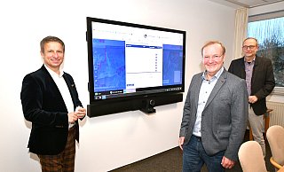 Gemeinsam zeigen Landrat Michael Stickeln (r.), Johannes Leßmann (m.) und Meinolf Busse (l.) den neuen Service der Kreisverwaltung: - Kreis Höxter Gemeinsam zeigen Landrat Michael Stickeln (r.), Johannes Leßmann (m.) und Meinolf Busse (l.) den neuen Service der Kreisverwaltung: - Kreis Höxter