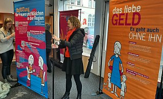 Lea Höschen (l.) und Daniela Dahlmann entlang der Schaufensterscheiben im Haus an der Kalandstraße 17 die Ausstellung Am Anfang war es Liebe auf. - Dieter Scholz Lea Höschen (l.) und Daniela Dahlmann entlang der Schaufensterscheiben im Haus an der Kalandstraße 17 die Ausstellung Am Anfang war es Liebe auf. - Dieter Scholz