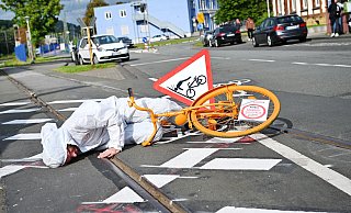 Mit einer Protestaktion macht Sebastian Lisken auf die tückische Gefahr an der Eisenbahnstraße aufmerksam. - Barbara Franke Mit einer Protestaktion macht Sebastian Lisken auf die tückische Gefahr an der Eisenbahnstraße aufmerksam. - Barbara Franke