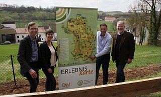 Die Landschaft am südlichsten Punkt des Naturpark-Gebietes entdecken und schmecken: Bürgermeister Tobias Scherf (v. l.), Naturpark Teutoburger Wald-Geschäftsführerin Birgit Hübner und die Brauerei-Inhaber Franz-Axel und Michael Kohlschein wollen informieren. - Dieter Scholz Die Landschaft am südlichsten Punkt des Naturpark-Gebietes entdecken und schmecken: Bürgermeister Tobias Scherf (v. l.), Naturpark Teutoburger Wald-Geschäftsführerin Birgit Hübner und die Brauerei-Inhaber Franz-Axel und Michael Kohlschein wollen informieren. - Dieter Scholz