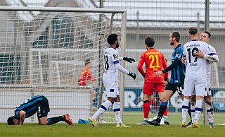 SCP-Verteidiger Marcel Hoffmeier (l.) ärgert sich über seinen Fehlpass, der zum 1:2 geführt hat. Osnabrücks Torschütze Erik Engelhardt (r.) nimmt die Gratulationen von Leandro Putaro entgegen. - Besim Mazhiqi SCP-Verteidiger Marcel Hoffmeier (l.) ärgert sich über seinen Fehlpass, der zum 1:2 geführt hat. Osnabrücks Torschütze Erik Engelhardt (r.) nimmt die Gratulationen von Leandro Putaro entgegen. - Besim Mazhiqi