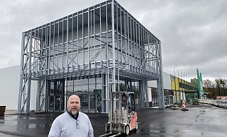 Marktleiter Jens Peschke steht vor dem künftigen Haupteingang des Gebäudes. - Dirk Windmöller Marktleiter Jens Peschke steht vor dem künftigen Haupteingang des Gebäudes. - Dirk Windmöller