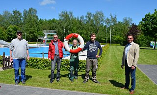 Udo Lachnicht (Fachkraft für Bäderbetriebe, v. l.), Gerd Engelmann (Fachbereichsleiter Bürgerservice) Bernd Behling (Förderverein „Attraktives Freibad Steinheim“), Julian Behler (Auszubildender zur Fachkraft für Bäderbetriebe Stadt Marienmünster) und Bürgermeister Carsten Torke. - Stadt Steinheim Udo Lachnicht (Fachkraft für Bäderbetriebe, v. l.), Gerd Engelmann (Fachbereichsleiter Bürgerservice) Bernd Behling (Förderverein „Attraktives Freibad Steinheim“), Julian Behler (Auszubildender zur Fachkraft für Bäderbetriebe Stadt Marienmünster) und Bürgermeister Carsten Torke. - Stadt Steinheim