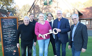 Die Gastro-Familie Frank, Falk und Bettina Schmedtmann freut sich zusammen mit Frank Berg (GCM-Vize), Peter Gärtner (GCM-Präsident) und Schatzmeister Thomas Maletz auf gemütliche Genießer-Stunden in Schmedtmanns Brasserie am Marienfelder Golfplatz. - Restaurant am Marienfelder Golfplatz Die Gastro-Familie Frank, Falk und Bettina Schmedtmann freut sich zusammen mit Frank Berg (GCM-Vize), Peter Gärtner (GCM-Präsident) und Schatzmeister Thomas Maletz auf gemütliche Genießer-Stunden in Schmedtmanns Brasserie am Marienfelder Golfplatz. - Restaurant am Marienfelder Golfplatz
