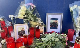 Am Tatort trauerten im Dezember zahlreiche Menschen um Mordopfer Memo K.. Sie legten Kerzen und Blumen nieder. Foto: Jens Reichenbach - Jens Reichenbach Am Tatort trauerten im Dezember zahlreiche Menschen um Mordopfer Memo K.. Sie legten Kerzen und Blumen nieder. Foto: Jens Reichenbach - Jens Reichenbach