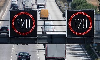 Eine Tempolimit von 120 auf Autobahnen ist aus Sicht des Umweltbundesamtes kein "kleiner Fisch" für den Klimaschutz. - Symbolbild: Boris Roessler/dpa Eine Tempolimit von 120 auf Autobahnen ist aus Sicht des Umweltbundesamtes kein "kleiner Fisch" für den Klimaschutz. - Symbolbild: Boris Roessler/dpa