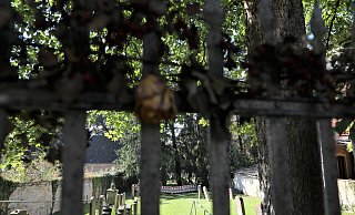 Der Jüdischer Friedhof in Warburg zeugt mit seinen rund 300 Grabmalen davon, dass Menschen jüdischen Glaubens einmal fest zur Hansestadt gehörten. Foto: Simone Flörke - Simone Flörke Der Jüdischer Friedhof in Warburg zeugt mit seinen rund 300 Grabmalen davon, dass Menschen jüdischen Glaubens einmal fest zur Hansestadt gehörten. Foto: Simone Flörke - Simone Flörke