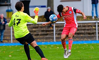 Arminia Bielefelds Ayoube Amaimouni-Echghouyab versuchts mit einem Kopfball gegen Waltrops Torhüter. - Andreas Zobe Arminia Bielefelds Ayoube Amaimouni-Echghouyab versuchts mit einem Kopfball gegen Waltrops Torhüter. - Andreas Zobe