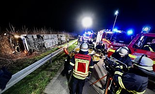 Bei einem Busunglück auf der Autobahn 44 in Nordrhein-Westfalen sind in der Nacht zu Freitag 22 Menschen verletzt worden. In dem Reisebus, der bei Werl aus noch ungeklärten Gründen von der Fahrbahn abkam und auf die Seite stürzte, saßen nach Angaben eines Polizeisprechers Schüler eines Berufskollegs aus Warburg. - dpa Bei einem Busunglück auf der Autobahn 44 in Nordrhein-Westfalen sind in der Nacht zu Freitag 22 Menschen verletzt worden. In dem Reisebus, der bei Werl aus noch ungeklärten Gründen von der Fahrbahn abkam und auf die Seite stürzte, saßen nach Angaben eines Polizeisprechers Schüler eines Berufskollegs aus Warburg. - dpa