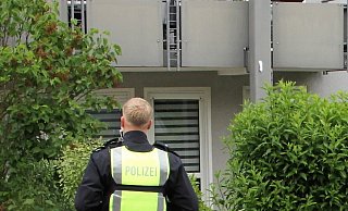 Die Polizei sichert kurz nach dem Notruf den Tatort in Warburg. - Dieter Scholz Die Polizei sichert kurz nach dem Notruf den Tatort in Warburg. - Dieter Scholz