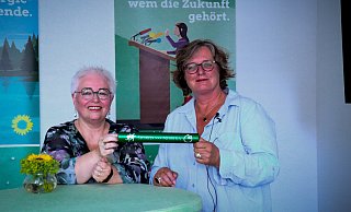 Sigrid Beer (l.) übergibt ihr Amt weiter an Norika Creuzmann. - Bündnis 90/Die Grünen Paderborn Sigrid Beer (l.) übergibt ihr Amt weiter an Norika Creuzmann. - Bündnis 90/Die Grünen Paderborn