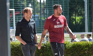 Der SC Verl startete am Donnerstagvormittag in die Vorbereitung auf die neue Drittligasaison. Der Sportliche Leiter Sebastian Lange und Trainer Mitch Kniat waren sichtlich gut gelaunt. - Jens Dünhölter Der SC Verl startete am Donnerstagvormittag in die Vorbereitung auf die neue Drittligasaison. Der Sportliche Leiter Sebastian Lange und Trainer Mitch Kniat waren sichtlich gut gelaunt. - Jens Dünhölter