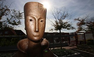 Bei der Planung des Musicals über Königin Mathilde, hier die Skulptur des Engeraner Künstlers Eberhard Hellinge, gab es ein Zerwürfnis zwischen dem Verein Kunstlandschaften und dem Komponisten des Stücks. Nun sahen sich die Parteien vor Gericht wieder. - Andreas Sundermeier Bei der Planung des Musicals über Königin Mathilde, hier die Skulptur des Engeraner Künstlers Eberhard Hellinge, gab es ein Zerwürfnis zwischen dem Verein Kunstlandschaften und dem Komponisten des Stücks. Nun sahen sich die Parteien vor Gericht wieder. - Andreas Sundermeier