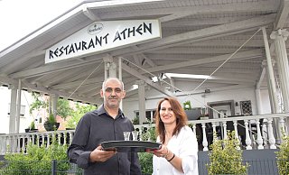 Giannakis Tamousis (47) und seine Frau Maria Papaefthimiou sind den Gästen im Restaurant Grill Athen bereits seit vielen Jahren vertraut. - Karin Prignitz Giannakis Tamousis (47) und seine Frau Maria Papaefthimiou sind den Gästen im Restaurant Grill Athen bereits seit vielen Jahren vertraut. - Karin Prignitz