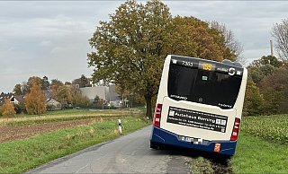Auf der Deliusstraße ging für diesen Gelenkbus nichts mehr. Zu tief waren seine Reifen rechts im Grünstreifen versunken. - Stefan Becker Auf der Deliusstraße ging für diesen Gelenkbus nichts mehr. Zu tief waren seine Reifen rechts im Grünstreifen versunken. - Stefan Becker