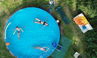 Der eigene Pool im Garten - für viele eine gute Abkühlung bei den heißen Temperaturen. Doch das Befüllen - aus dem benachbarten Fluss oder der Pumpe im Garten - kann zu Schwierigkeiten führen, wenn das Wasser langsam knapp wird. - dpa/Patrick Pleul Der eigene Pool im Garten - für viele eine gute Abkühlung bei den heißen Temperaturen. Doch das Befüllen - aus dem benachbarten Fluss oder der Pumpe im Garten - kann zu Schwierigkeiten führen, wenn das Wasser langsam knapp wird. - dpa/Patrick Pleul