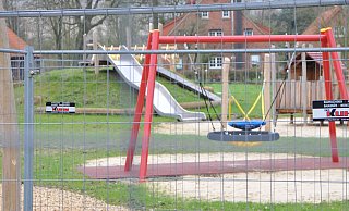 Mit Bauzäunen ist der neue Spielplatz in der Niehaussiedlung abgesperrt. Dahinter locken Vogelnestschaukel und Rutsche. - Frank Jasper Mit Bauzäunen ist der neue Spielplatz in der Niehaussiedlung abgesperrt. Dahinter locken Vogelnestschaukel und Rutsche. - Frank Jasper