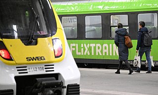 Weil die Waggons des Anbieters Flixtrain in Bielefeld schon allesamt besetzt sind, darf eine Stukenbrockerin ihre Reise nicht antreten. Obwohl sie ein gültiges Ticket mit Sitzplatzreservierung hat. - Symbolbild/dpa Weil die Waggons des Anbieters Flixtrain in Bielefeld schon allesamt besetzt sind, darf eine Stukenbrockerin ihre Reise nicht antreten. Obwohl sie ein gültiges Ticket mit Sitzplatzreservierung hat. - Symbolbild/dpa