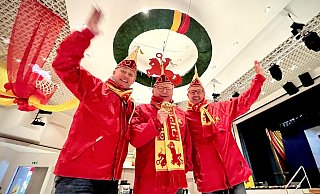 Echte Karnevalisten tanzen auch im leeren Saal auf den Tischen: Delbrücks Eintracht-Vorsitzender Peter Josephs (Mitte) sowie die Zug-Verantwortlichen Johannes Westerhorstmann (l.) und Josef Donhof sind voller Vorfreude auf die jecken Tage. - Jens Reddeker Echte Karnevalisten tanzen auch im leeren Saal auf den Tischen: Delbrücks Eintracht-Vorsitzender Peter Josephs (Mitte) sowie die Zug-Verantwortlichen Johannes Westerhorstmann (l.) und Josef Donhof sind voller Vorfreude auf die jecken Tage. - Jens Reddeker