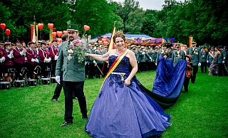 Die beiden Majestäten Dirk Scholl und Jana Mirk ernten 2019 auf dem Schützenplatz reichlich Beifall. In wenigen Tagen stehen sie mit reichlich Verspätung wieder im Mittelpunkt. - Besim Mazhiqi Die beiden Majestäten Dirk Scholl und Jana Mirk ernten 2019 auf dem Schützenplatz reichlich Beifall. In wenigen Tagen stehen sie mit reichlich Verspätung wieder im Mittelpunkt. - Besim Mazhiqi