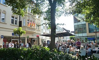 Libori light lockt viele Menschen in die City. In den Fußgängerzonen wird flaniert, die Tische von Eiscafés und Restaurants sind belegt. - Sabine Kauke Libori light lockt viele Menschen in die City. In den Fußgängerzonen wird flaniert, die Tische von Eiscafés und Restaurants sind belegt. - Sabine Kauke
