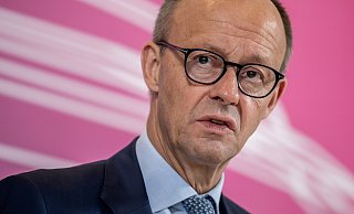 CDU-Bundeschef Friedrich Merz hat sich zum Umgang mit der AfD geäußert . - Michael Kappeler CDU-Bundeschef Friedrich Merz hat sich zum Umgang mit der AfD geäußert . - Michael Kappeler
