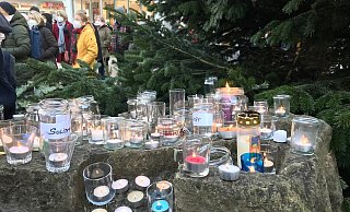 Am Schluss der Aktion Menschenkette gaben viele Teilnehemr ihre mitgebrachten Kerzen und andere Lichter am Wappenplatz ab. - Karsten Schulz Am Schluss der Aktion Menschenkette gaben viele Teilnehemr ihre mitgebrachten Kerzen und andere Lichter am Wappenplatz ab. - Karsten Schulz