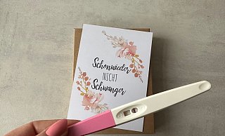 Für werdende Mütter gibt es Meilensteinkarten. Für diejenigen, die es nicht werden können, nicht. Clara ist selbstständige Grafikerin und hat für diese Situation eine Karte gestaltet. - Privat Für werdende Mütter gibt es Meilensteinkarten. Für diejenigen, die es nicht werden können, nicht. Clara ist selbstständige Grafikerin und hat für diese Situation eine Karte gestaltet. - Privat